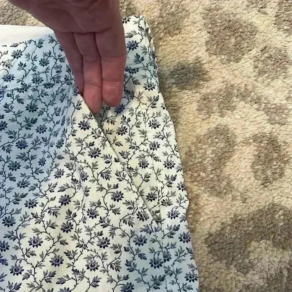 Old Navy White and Navy Floral Print Cotton Short Size 12 - Picture 3 of 5
